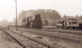 Parowóz Ol49-75 z pociągiem osobowym na torach w Wolsztynie, 1984....